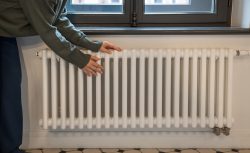 Kombiyi Köklemenize Gerek Yok! Peteğin Üstüne Bunu Koyun, Ev Anında Isınsın